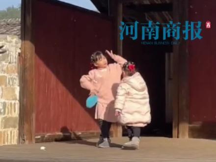 2月22日，福建龙岩。小女孩登上古戏台表演，一招一式颇具韵味。拍摄者：