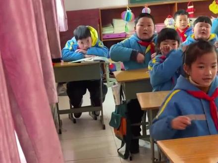2月26日，河南焦作。一孩子上课偷懒“神伪装”，眼皮上画眼睛。网友：做