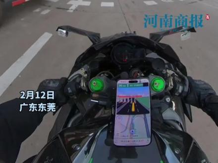 2月12日，广东东莞。男子欲骑摩托车上高速，工作人员放交通锥拦车#交通