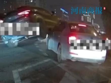 一车辆汇入主路时开上别车引擎盖，当事人：自己也是懵懵的#道路千万条安全