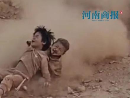 2月23日，云南临沧。两小孩在土堆玩滑梯，变身“小泥人”还要再玩。网友