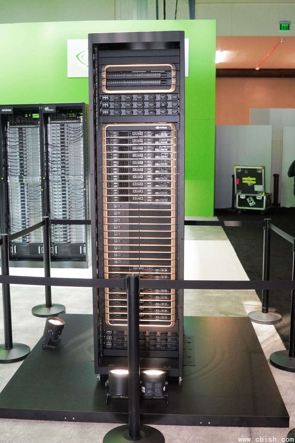 GB200 NVL72机柜具有18组GB200 Superchip运算节点，总共包含72组Blackwell GPU与36组Grace CPU。