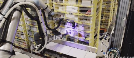 Amazon导入具触觉感知能力的仓储机器人Vulcan，可精巧夹取与持握货物