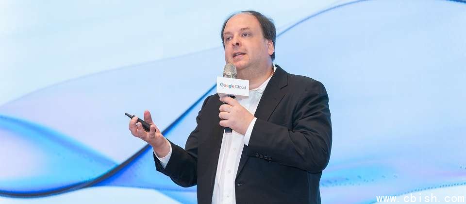 Google Cloud Security & Mandiant亚太区及日本首席技术总监Steve Ledzian表示,Gemini在进行安全事件调查时,会记录每一步推理与资料来源,让人类分析师可以追溯AI的思考过程,确保结论经得起验证。